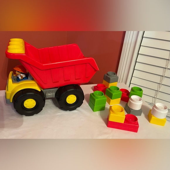 Fisher-Price Little People Dump Truck w/Driver & Blocs - Picture 2 of 5